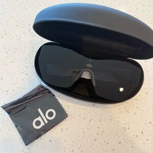 ALO Black Stunner Sunglasses with Case
